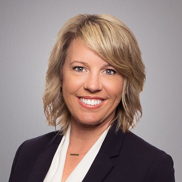 Headshot Donna Winslow.